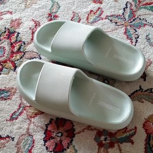 NWOT Cushionaire Green Slide on Sandals Size 10 - never worn
